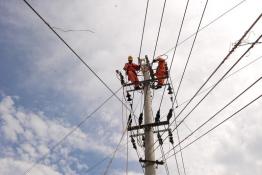 積極開展電網搶險自救確保居民用電