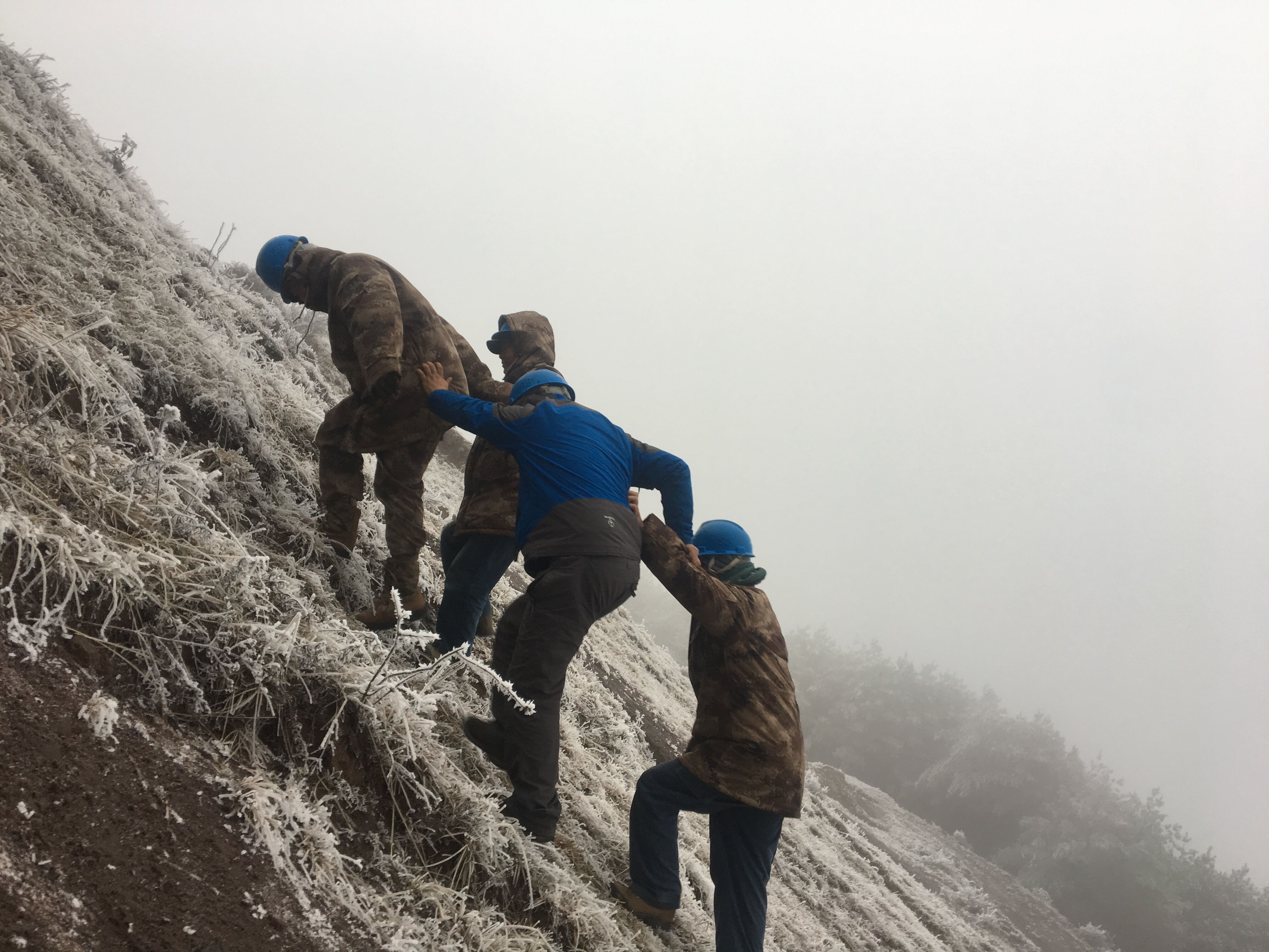 互相攙扶,勇登高峰。(李健攝)