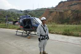 南方電網(wǎng)成功進行運行線路直升機帶電作業(yè) 系國內(nèi)首次