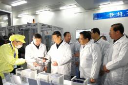 張高麗到太陽(yáng)能電力公司西寧分公司視察