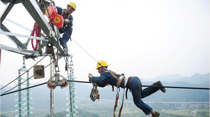 加緊建設(shè)安徽寧國至黃山吳川變電站220千伏輸電線路