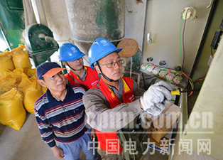 中國(guó)電力新聞網(wǎng)訊 通訊員 毛強(qiáng) 報(bào)道 近日，湖北武漢漢南區(qū)供電公司員工主動(dòng)放棄假期休息時(shí)間，來(lái)到農(nóng)村養(yǎng)殖戶家中，為其檢修飼料加工設(shè)備，服務(wù)農(nóng)村群眾增收致富。
