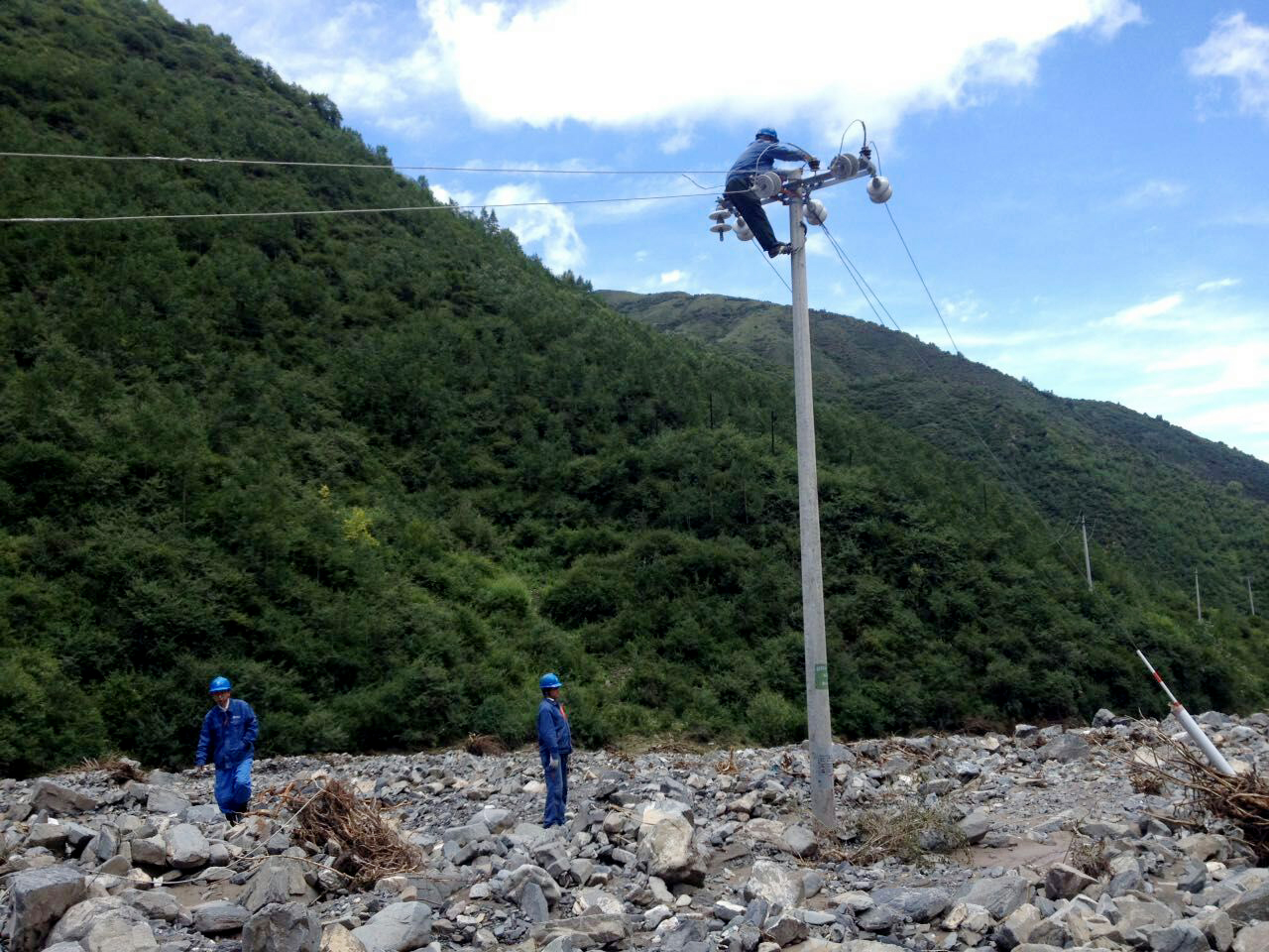 青海電力緊急搶修尕楞鄉受損電力設施
