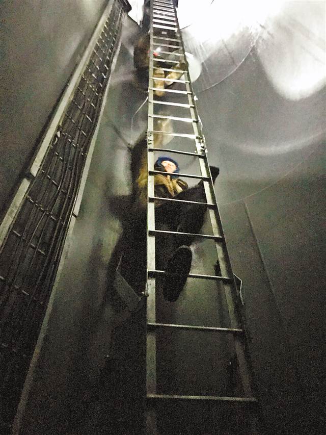 風雨交加的夜晚 我跟蔣教授爬上34米高的風力發電機