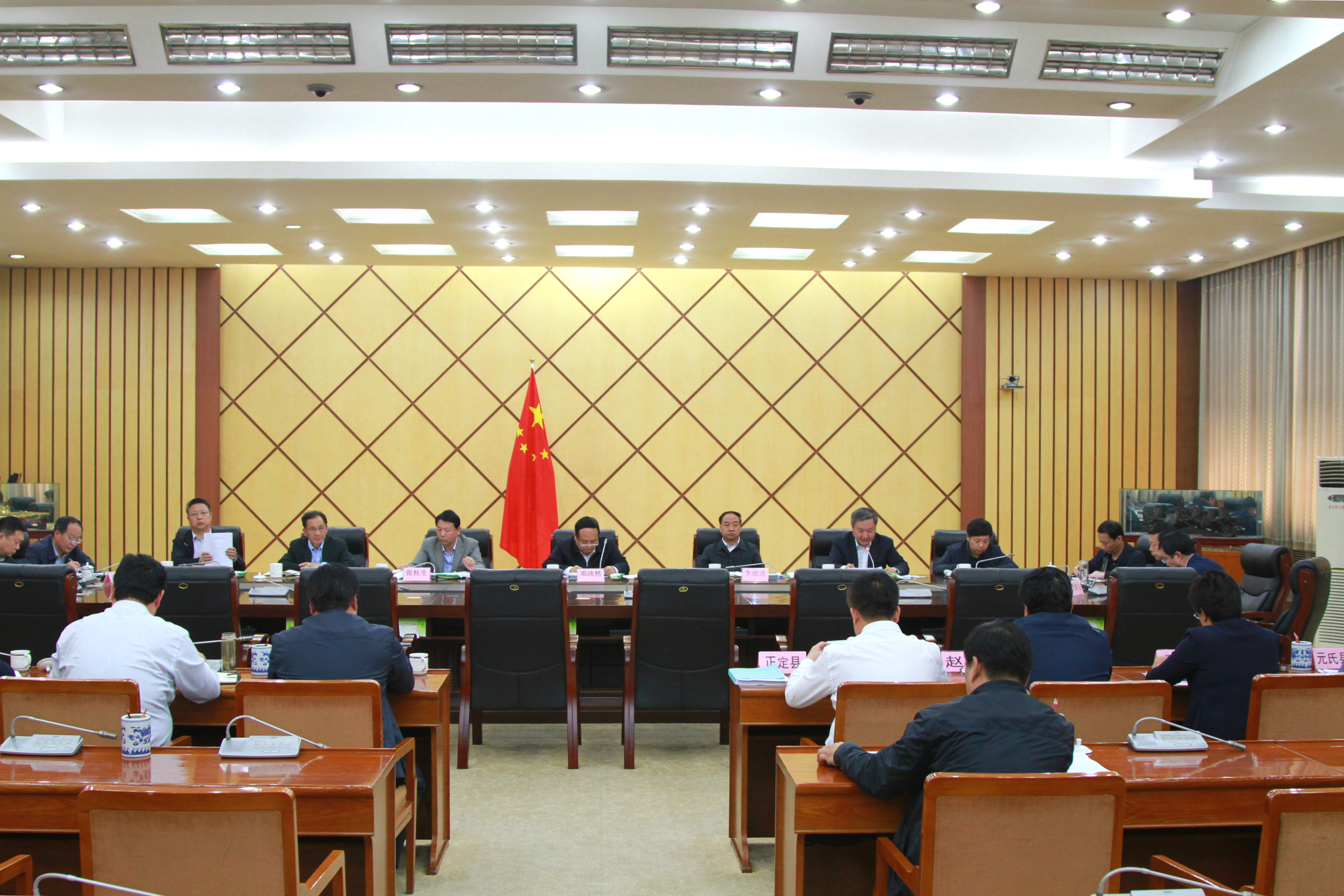 第一環(huán)境監(jiān)察專員辦公室會同石家莊市委市政府約談大氣污染治理工作不力的八個縣（區(qū)）
