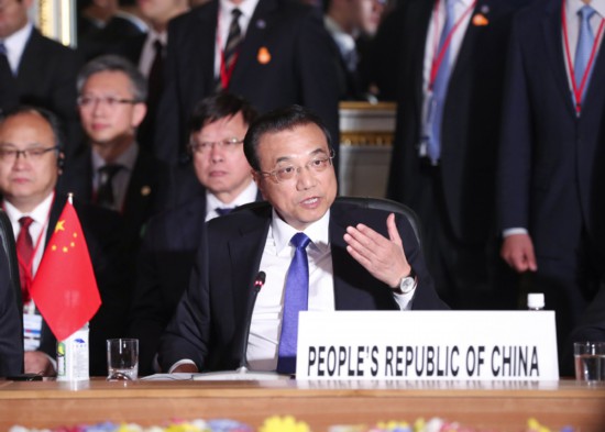 當地時間5月9日上午，李克強總理在出席中日韓領導人會議時表示，亞洲國家數量眾多，發展水平差異較大。中日韓發展走在亞洲前列，應集聚三方優勢，通過“中日韓+X”模式，在產能合作、減貧、災害管理、節能環保等領域實施聯合項目，發揮三方在裝備、技術、資金、工程建設等方面的各自優勢，共同開拓第四方甚至多方市場，帶動和促進本地區國家實現更好更快發展。