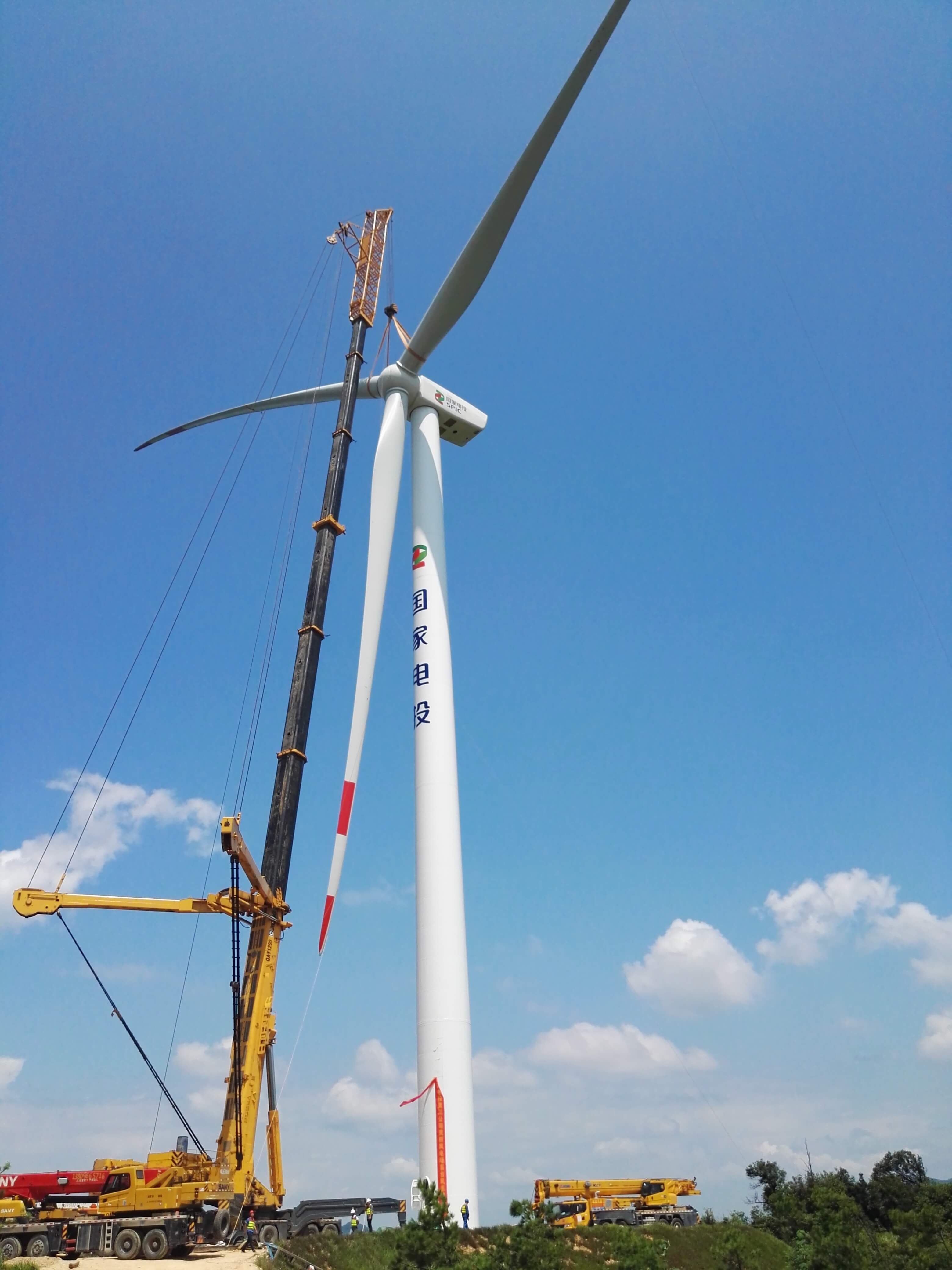 靈川縣靈田風(fēng)電場首臺機組吊裝完成