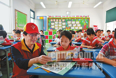 近日，浙江富陽供電公司紅船共產黨員服務隊走進校園，隊員們用自制的用電教具，簡單易懂地向孩子們介紹電力常識和安全用電方法，增強孩子們的自我保護意識。