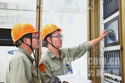 近日，國電哈密煤電開發有限公司在2號機組檢修期間，開展了“C修微課堂”崗位練兵活動，助力青工成長成才，掀起了“學技術、提素質”的熱潮。圖為該公司電氣二次班勵磁專工在講解勵磁小電流試驗原理。