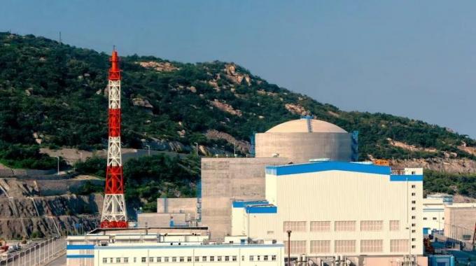 2018年9月2日11時59分，在換料機控制室操作員的遠程控制下，田灣核電4號機組第163組燃料組件緩緩裝入堆芯，標志著4號機組首次裝料作業(yè)完成，為按計劃開展4號機組后續(xù)調試和投產(chǎn)任務奠定了基礎。