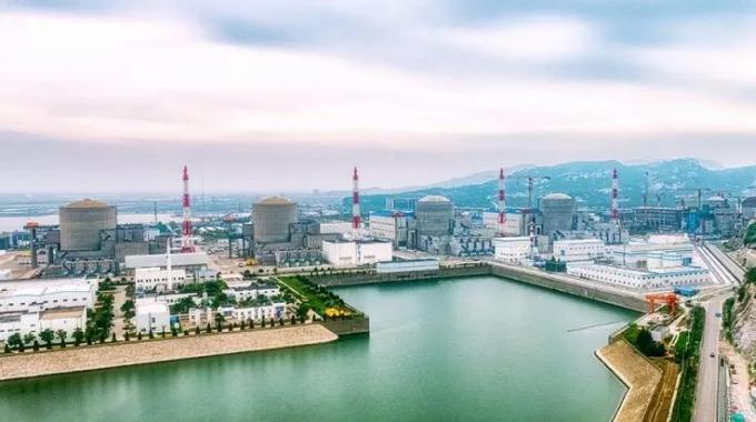 田灣4號機組自8月25日正式開始反應堆首次裝料，全體人員始終堅持“安全第一、質量第一”，嚴格遵守技術規(guī)格書和試驗程序要求，監(jiān)護操作，獨立驗證，采用在田灣4號機組主控室、換料機控制室和反應堆大廳進行連續(xù)監(jiān)控的方式，先后進行了9個批次燃料吊籃的裝載與轉運，安全地將163組燃料組件和103束控制棒裝入堆芯指定位置。