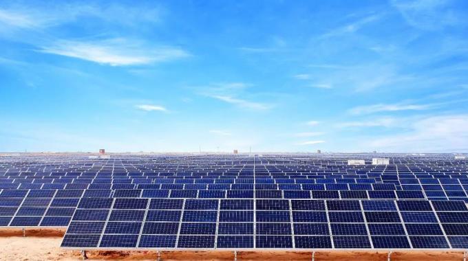 非洲最大光伏項目★  阿爾及利亞光伏電站★  1月18日，阿爾及利亞233兆瓦光伏電站項目最后一個電站——巴特納站成功并網(wǎng)發(fā)電。至此，該國首個大規(guī)模光伏電站全部并網(wǎng)發(fā)電。
