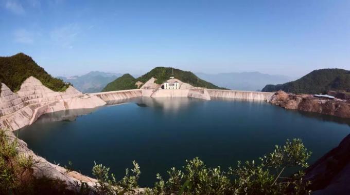 浙江仙居抽水蓄能電站（建成）  仙居抽水蓄能電站位于浙江仙居縣，極大節(jié)省了系統(tǒng)電源建設投資，據(jù)2015年水平系統(tǒng)運行模擬計算，電站使系統(tǒng)火電綜合調峰幅度降低2.44%，節(jié)約系統(tǒng)標準煤耗15.48萬噸。