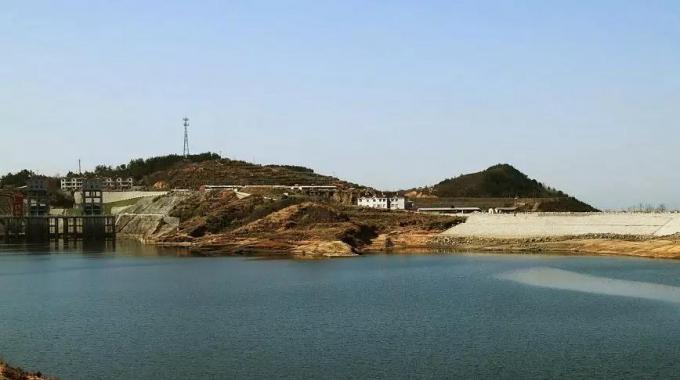 湖北白蓮河抽水蓄能電站（建成）  湖北白蓮河抽水蓄能電站位于黃岡市羅田縣，它擔負著調峰、填谷、調頻、調相和事故備用等任務，對湖北乃至華中電網安全、經濟、穩(wěn)定有巨大作用。