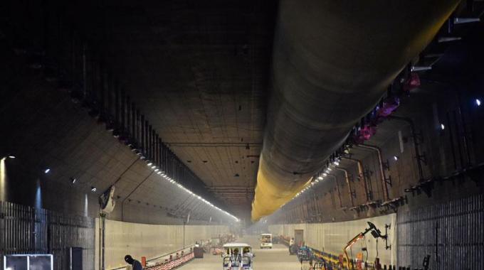  廣東電網(wǎng)公司承擔(dān)著對人工島及港珠澳大橋本體工程的供電任務(wù)，同時為粵港澳三地的綜合運輸體系和高速路網(wǎng)提供電力保證。早在港珠澳大橋于2009年12月15日正式動工以來，廣東電網(wǎng)公司珠海供電局便成立了港珠澳大橋供電專項服務(wù)小組，9年間一直跟隨建設(shè)進度及時滿足各項用電需求。