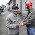 這位大爺順手一個小動作，供電公司獎勵他500元！